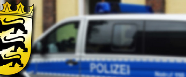 Polizei - Wappen und Polizeifahrzeug (Quelle: pixelio.de - H.D. Volz)