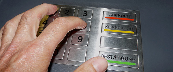 Geldautomat - Pin eingeben (Quelle: pixelio.de - Dieter Schütz)