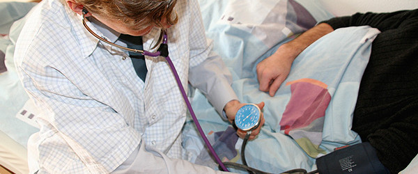 Hausarzt bei der Blutdruckmessung (Quelle: pixelio.de - Philipp Flury)