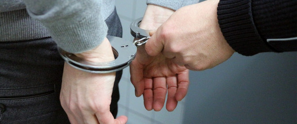 Person mit Handschellen (Quelle: Pixabay.com)