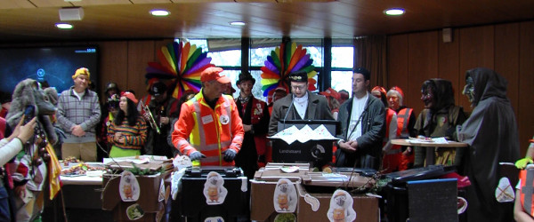 Narren st&uuml;rmen Landratsamt des Zollernalbkreises (Quelle: RIK)