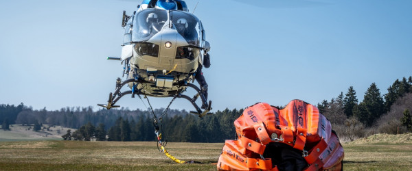 Helikopter und Bambi-Bucket (Quelle: Markus Voelter Photography)